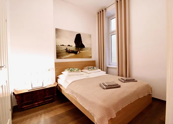 Bright & Chic Downtown Hideaway *