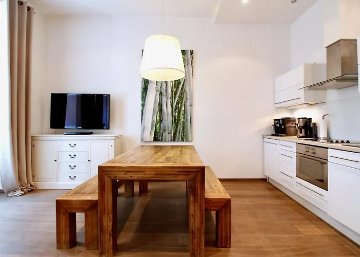 Bright & Chic Downtown Hideaway